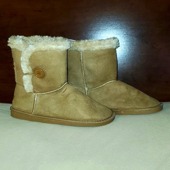 US Sports Booties with Button/Loop Closure & Faux Fur - Picture 1 of 8